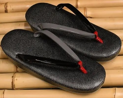 鮫小紋柄入り草履にエナメル水引花緒