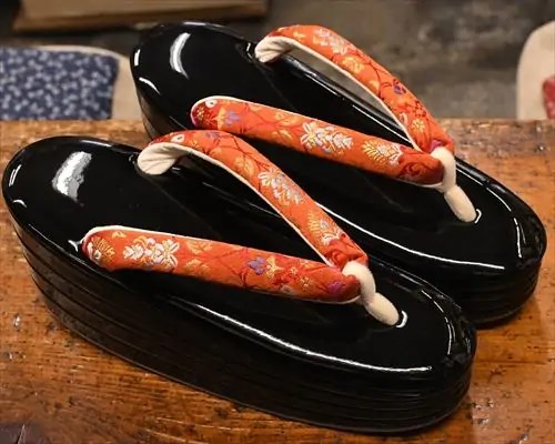 ５分４枚本革草履に西陣織金襴花緒