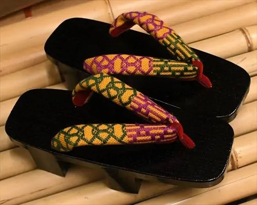 捌き芳町に刺繍花緒