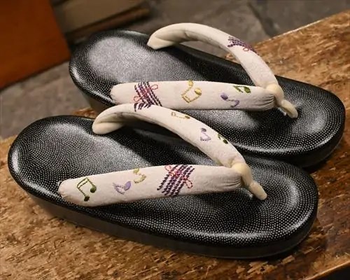 鮫小紋柄入り本革草履に音符柄刺繍花緒