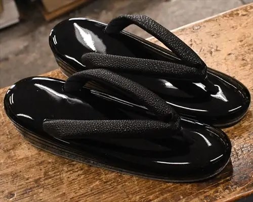 １の３枚芯本革草履に黒桟革花緒