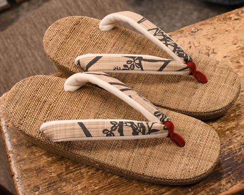 麻織草履に松煙染め福林花緒
