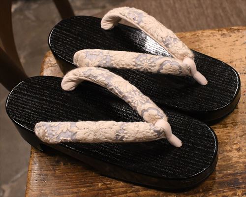 黒捌き相右近にリボン花緒
