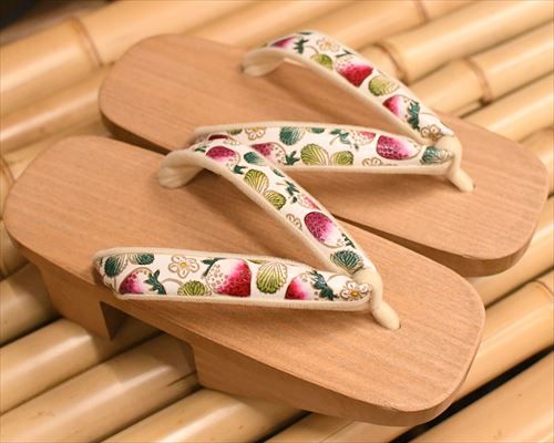相千両にいちご柄文庫革福林花緒
