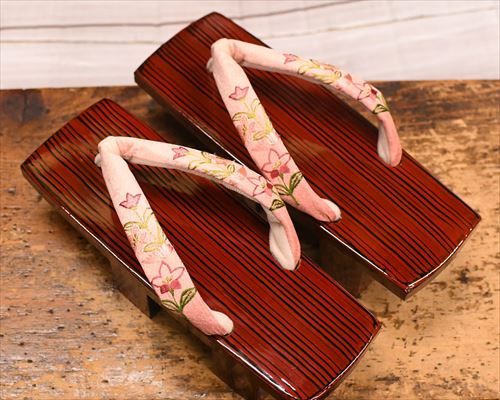 糸春雨相三味に花柄刺繍花緒