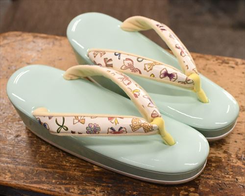 エナメル草履に文庫革福林花緒