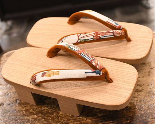 大下方に紅型福林花緒
