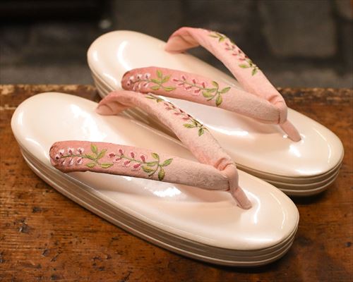 ３分３枚本革草履に花柄刺繍花緒