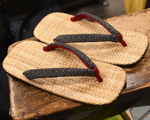 パナマ市松草履に青海波柄花緒