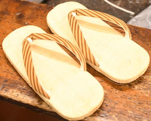 ３枚重ね南部表草履に三本縞柄ふすべ印伝花緒