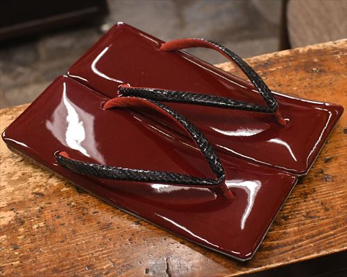 エナメル真角草履にヘビ革花緒