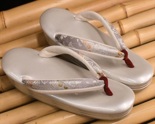 本革草履に名物裂花緒