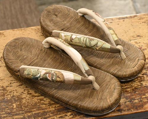 南部烏表草履に風神雷神刺繍花緒