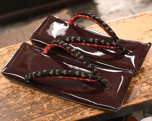 エナメル真角草履に印伝二石花緒