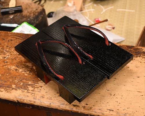 赤裏黒捌き真角に黒ヘビ赤裏花緒