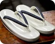 スギ柄入りエナメル草履