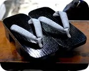 黒捌きの細角に紬調無地花緒