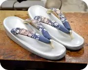 １分２の７枚芯・本革エナメル草履に花柄花緒