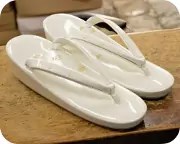 白色螺鈿入りエナメル草履