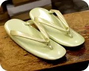 浅緑色直付け草履にエナメル花緒