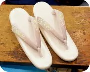 薄桃色・一の三枚芯本革エナメル草履に花柄福林花緒