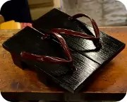 黒捌き真角に臙脂エナメル花緒