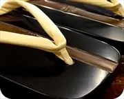 消し鎌下方に白鞣し革花緒　前壷
