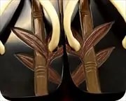 消し鎌下方に白鞣し革花緒　花緒