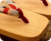 芳町に蛇の目傘柄花緒　前壷