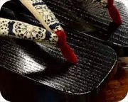 黒捌き相千両に幾何学文様内玉花緒　前壷