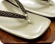 天変わり・菊菱柄印伝エナメル草履　前壷
