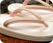 ３分３枚本革エナメル草履に博多織・華皿柄夫婦花緒　花緒