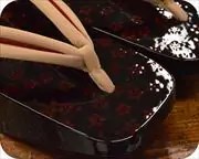 梅柄溜め塗り相千両に一本どっこ花緒　前壷