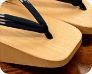 相千両に編み分け柄二石花緒　前壷
