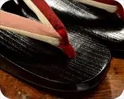 黒捌き相右近に水引無地花緒　前壷