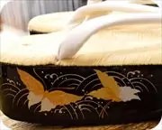 蒔絵付ぽっくりに丹頂花緒　花緒