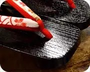 黒捌き相千両に花柄福林花緒　前壷
