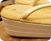 特注表付草履に白鞣し革花緒　花緒