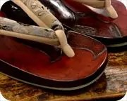 鎌倉彫相右近に更紗福林花緒　前壷