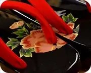 蒔絵付芳町に赤無地本天花緒　前壷
