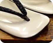 天銀鼠・巻き小桜柄印伝草履　前壷