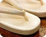 ３分３枚本革草履に帯地福林花緒　前壷