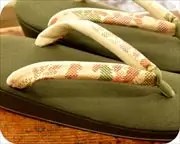 鶯色帆布草履にモザイク調内玉花緒　花緒
