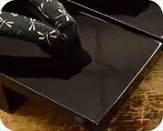 黒大艶真角に蜻蛉柄花緒　前壷