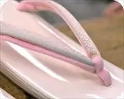 １の３枚芯本革草履に博多織夫婦花緒　前壷