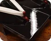 黒大艶真角にエナメル丹頂花緒　前壷