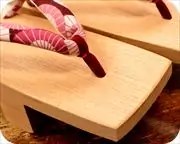 相三味に蛇の目傘柄花緒　前壷