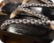 黒捌き芳町に鱗柄花緒　花緒