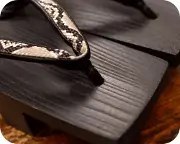 墨色相三味にニシキヘビ革福林花緒　前壷