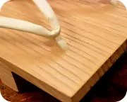 柾真角に白鞣し革花緒　前壷
